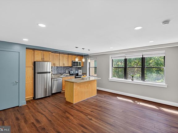 5th image of 212 Oakwood St SE APT 213