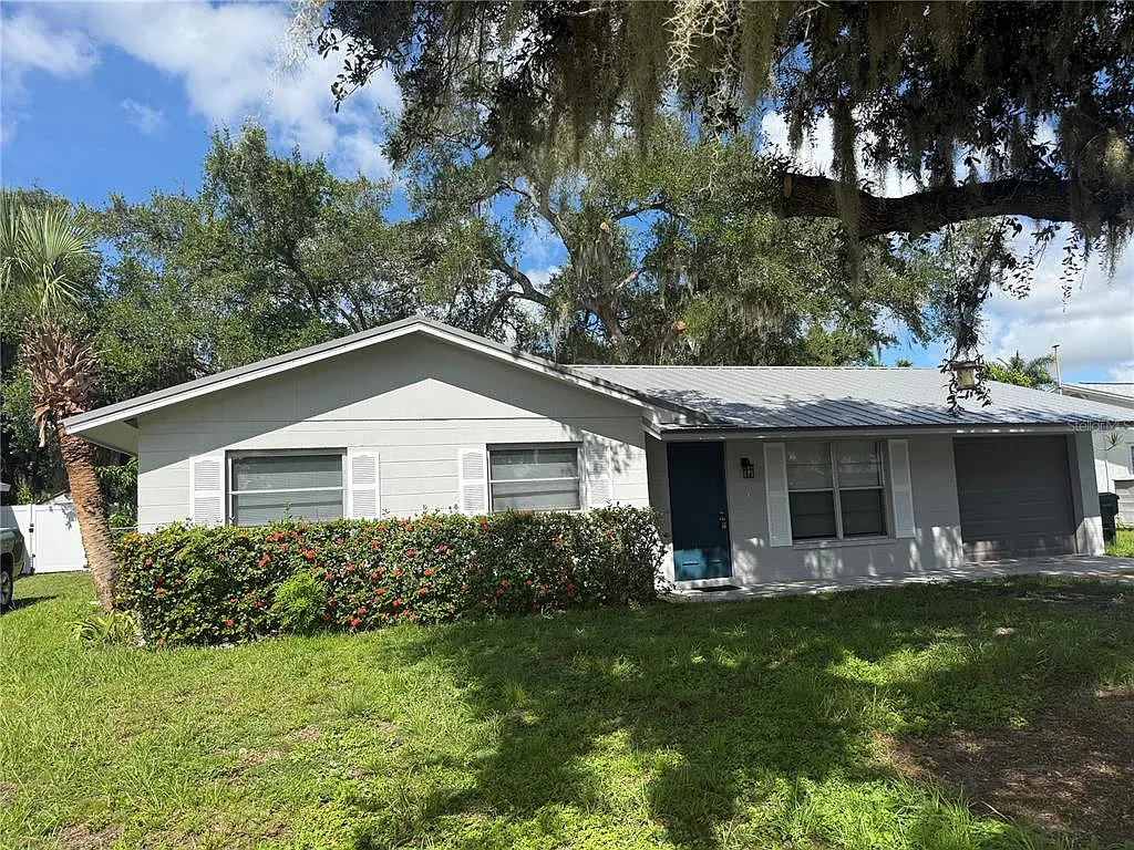 3 bed, 2.0 bath, 1076 sqft, $2,400 — Photo 2