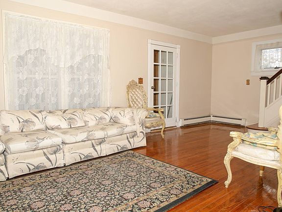 3rd image of 44 Stowe Pl