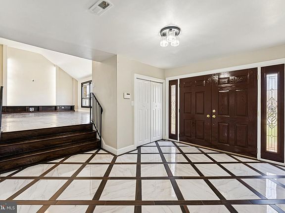 4th image of 1011 Stanford Dr