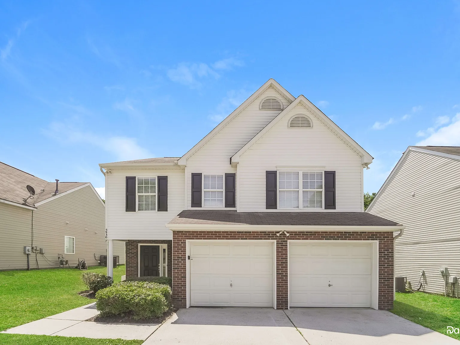 3 bed, 2.5 bath, 2299 sqft, $2,055 — Photo 2