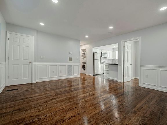 4th image of 780 Conklin St Floor 1