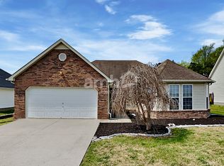 329 Clearlake Dr, La Vergne, TN 37086