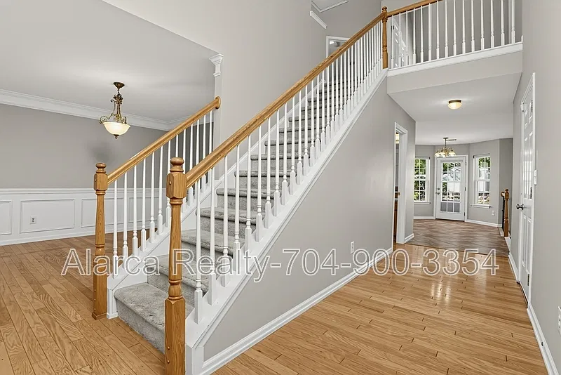 4 bed, 2.5 bath, 2190 sqft, $2,300 — Photo 4