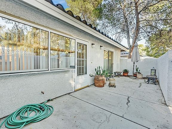 3rd image of 2116 Bavingtonrive Unit D