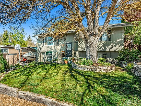 2nd image of 520 Lacey Place NE