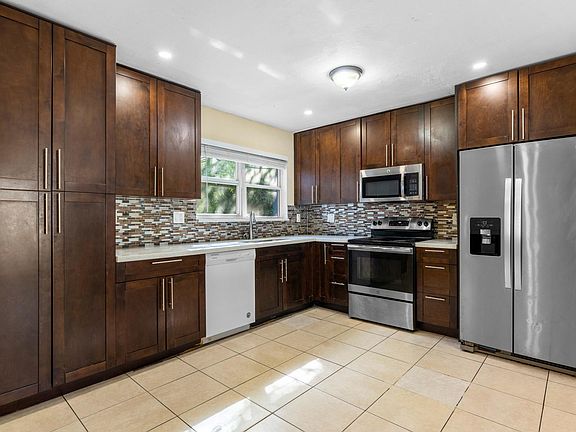 FUN BIG KITCHEN WITH HOME WARRANTY ON ALL MAJOR APPLIANCES.