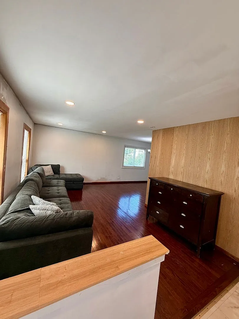 5 bed, 2400 sqft, $3,400 — Photo 3