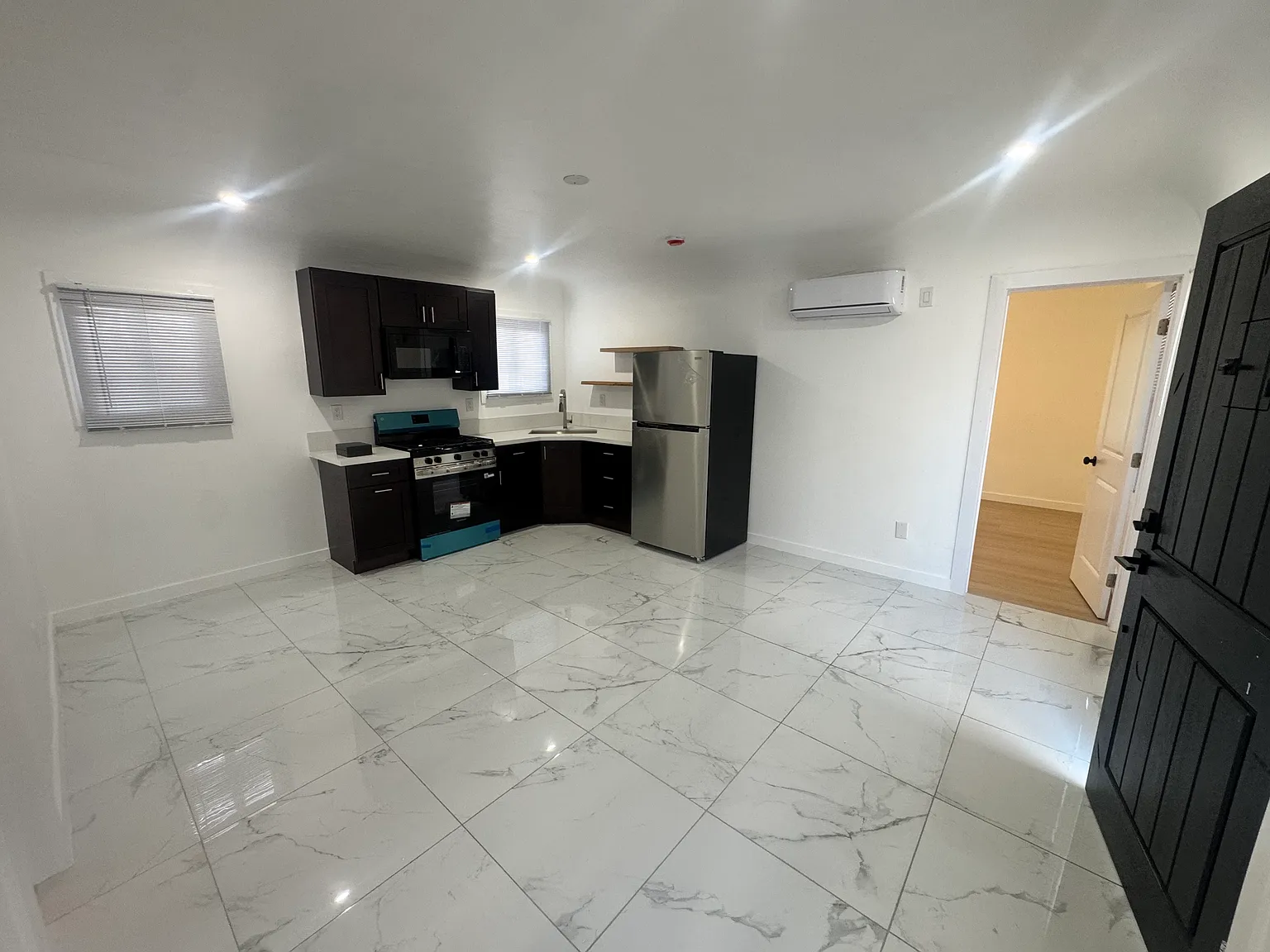 2 bed, 590 sqft, $2,300 — Photo 3