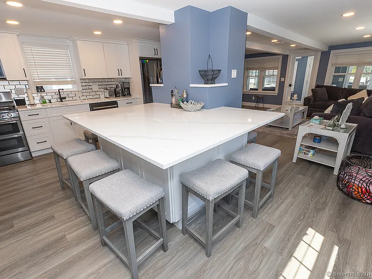 55 Swan Ave — Photo 10