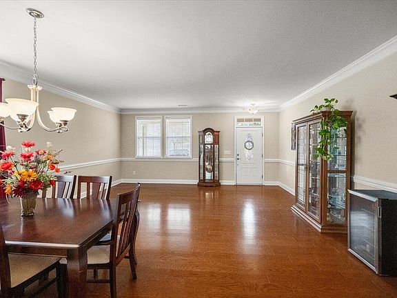 3rd image of 631 Ashburn Ln