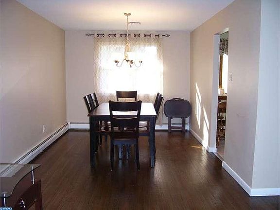 3rd image of 34 Blackthorne Ln