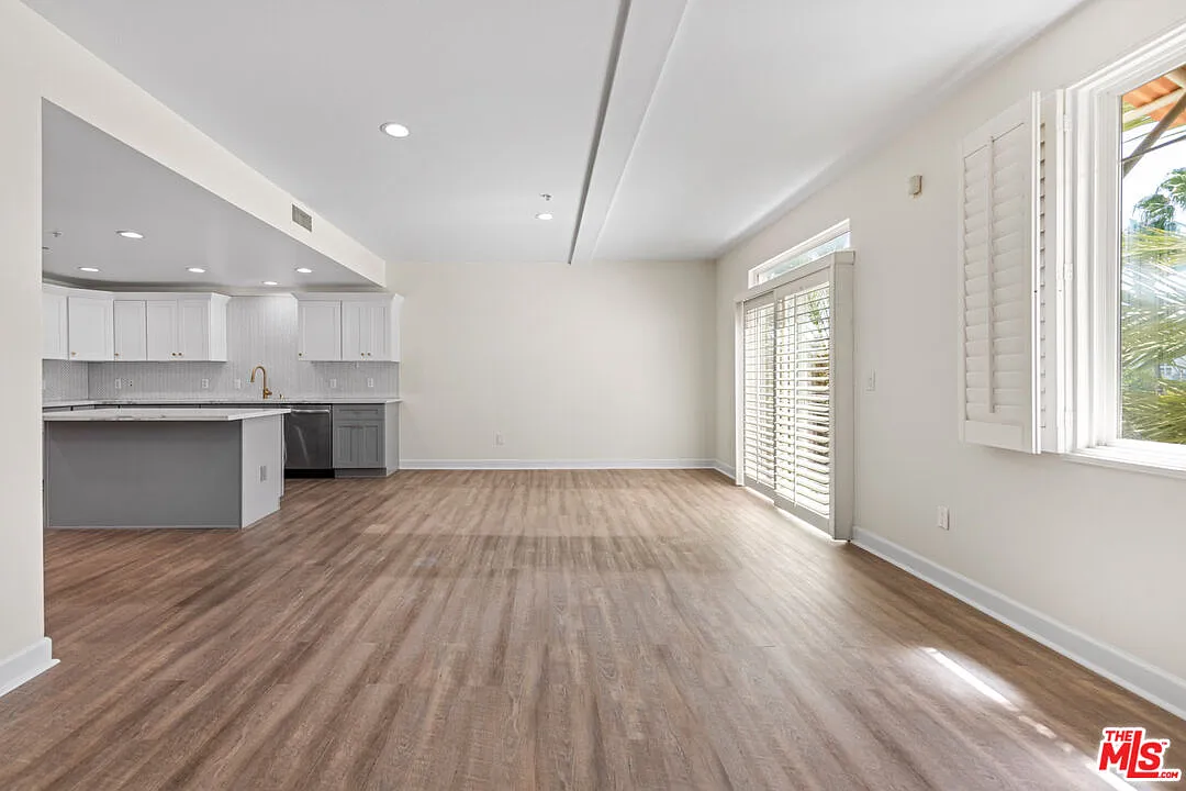 2 bed, 2.0 bath, 1337 sqft, $5,000 — Photo 3