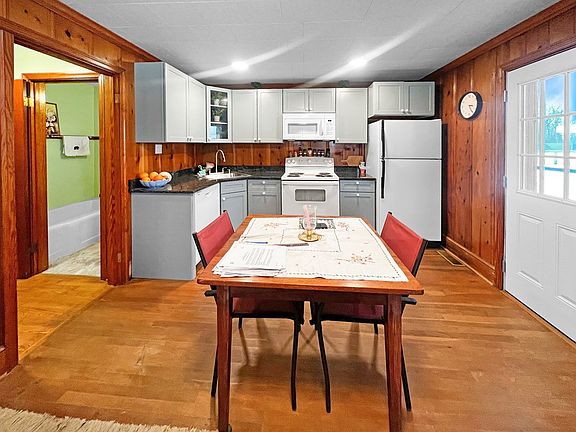 3rd image of 19 Woodlawn Hts