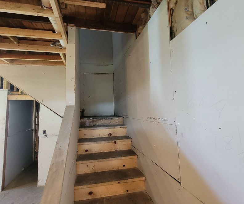 2nd image of 10257 S Commercial Ave