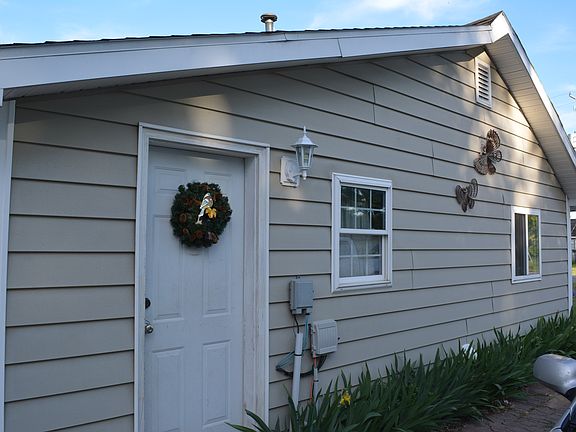 3rd image of 106 Evergreen St