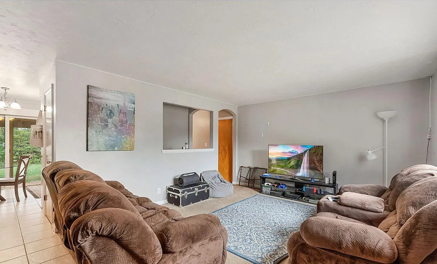 5 bed, 2.5 bath, 2240 sqft, $2,800 — Photo 2