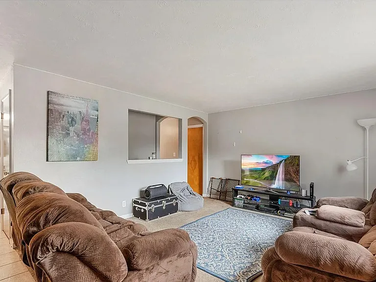 1053 Montview Rd — Photo 2