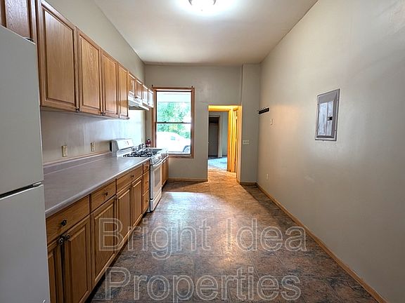 2nd image of 863 Clark St N