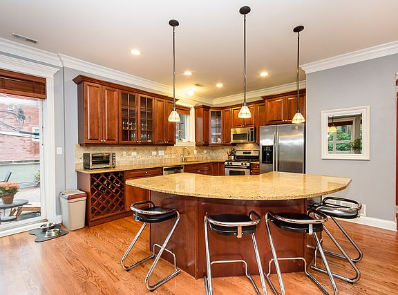 2nd image of 4700 N Kenmore Ave APT 2A
