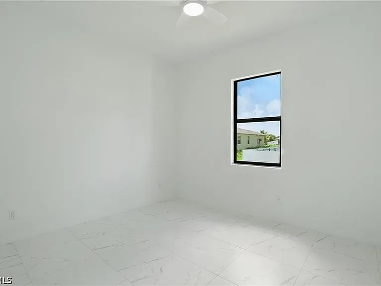 472 Rajah St — Photo 16