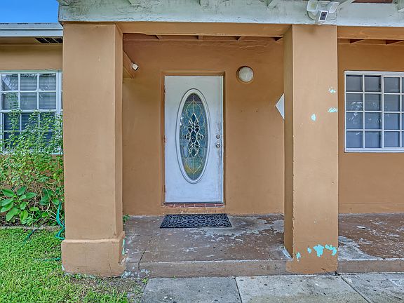 4th image of 1627 4th Court NE