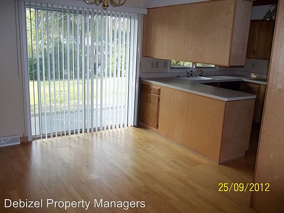 3rd image of 2116 Iris Ln