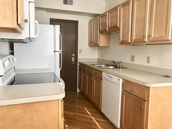 5th image of 15700 Van Aken Blvd APT 1