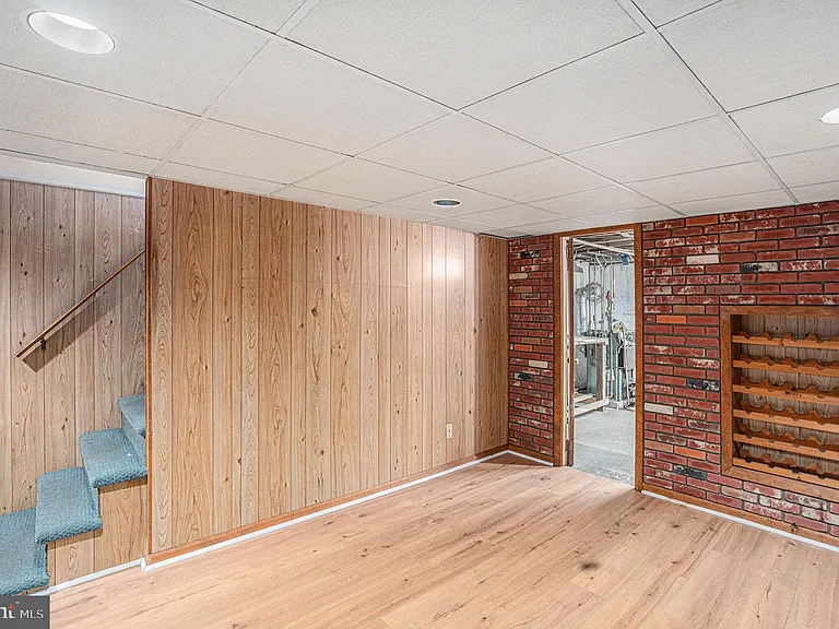 819 W 4th St — Photo 26