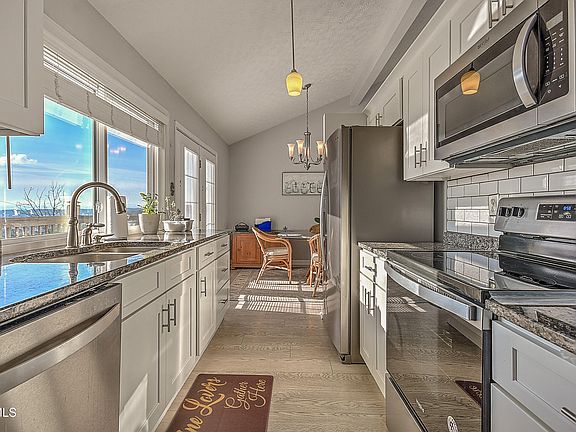 3rd image of 1023 Starling Dr
