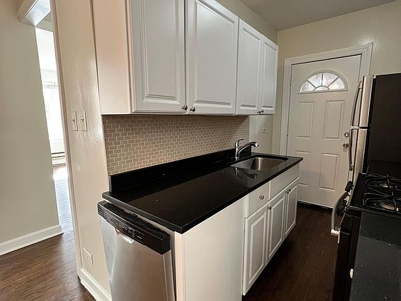 3rd image of 839-839.5 W Cornelia Ave #2NE