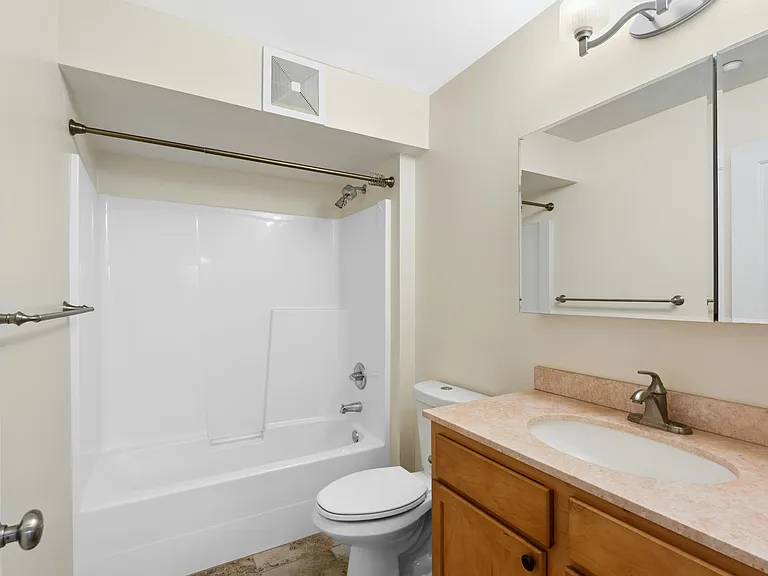 1652 25th Pl NE #203 — Photo 23