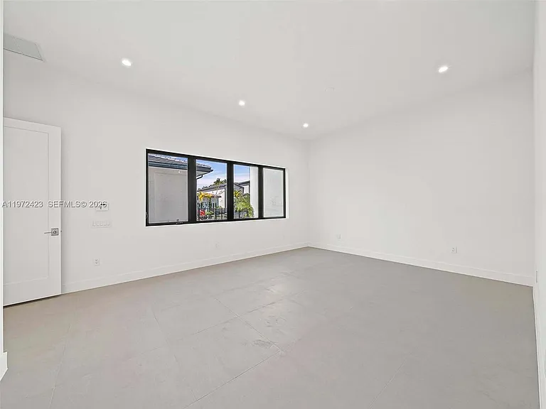 5718 Ashwood Cir W — Photo 53