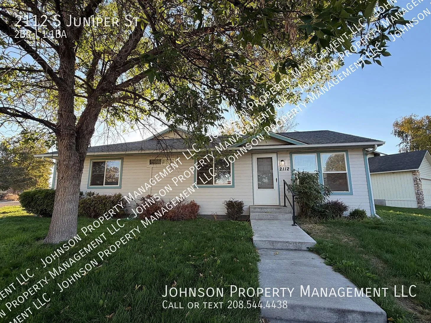 Charming 2-Bedroom Home with Garage & Fenced Backyard. — Photo 1