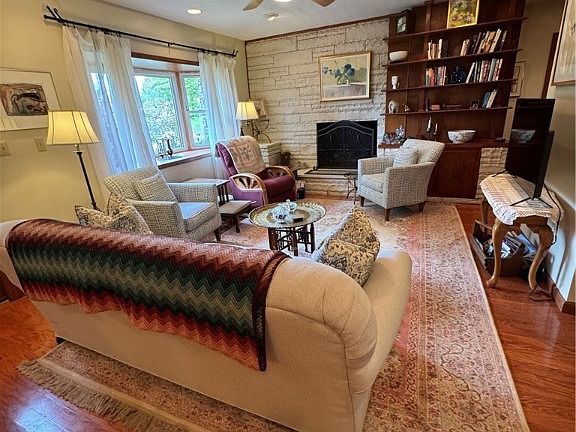3rd image of 201 Sheridan Cir