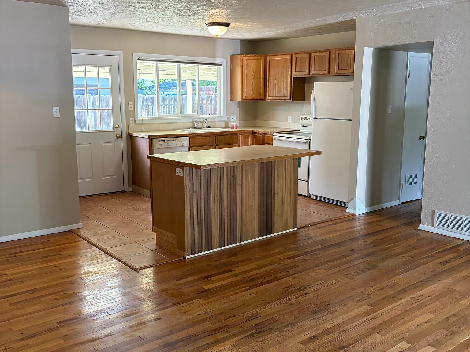 3 bed, 1.5 bath, 1002 sqft, $2,100 — Photo 4