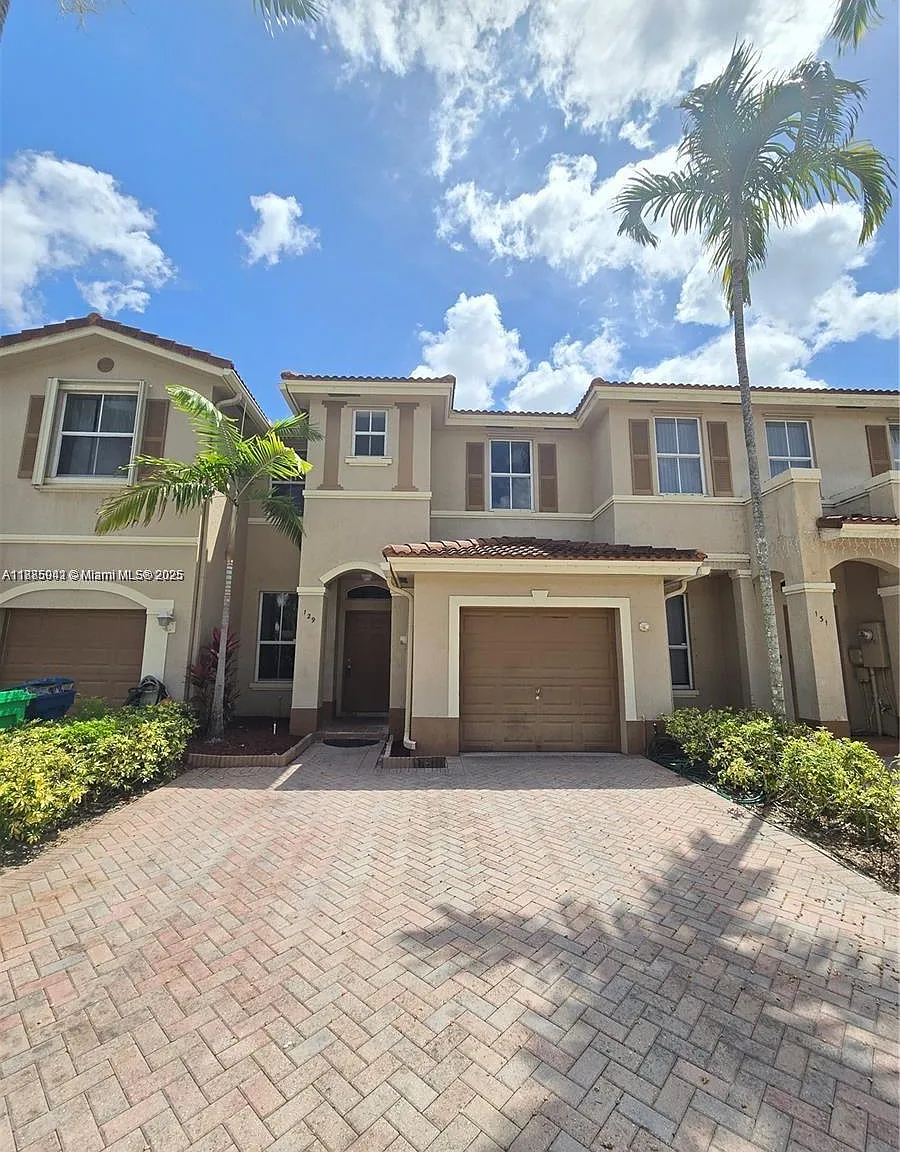 3 bed, 1447 sqft, $3,500 — Photo 1