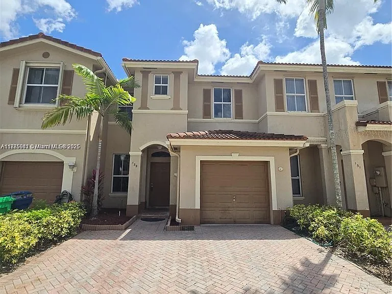 129 Riverwalk Cir — Photo 1