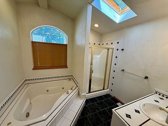 5th image of 3861 Barry Ave