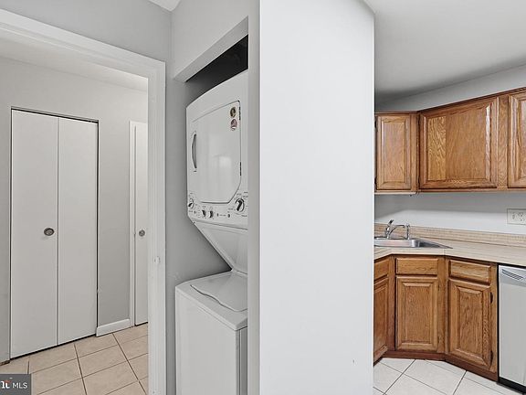 4th image of 1526 Northgate Sq Unit 26/22B