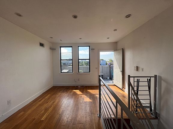 3rd image of 267 Kosciuszko St #2F