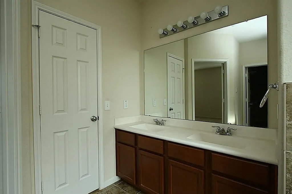 4 bed, 3.5 bath, 2754 sqft, $2,600 — Photo 4