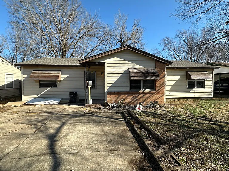 1128 E Aberdeen St — Photo 1