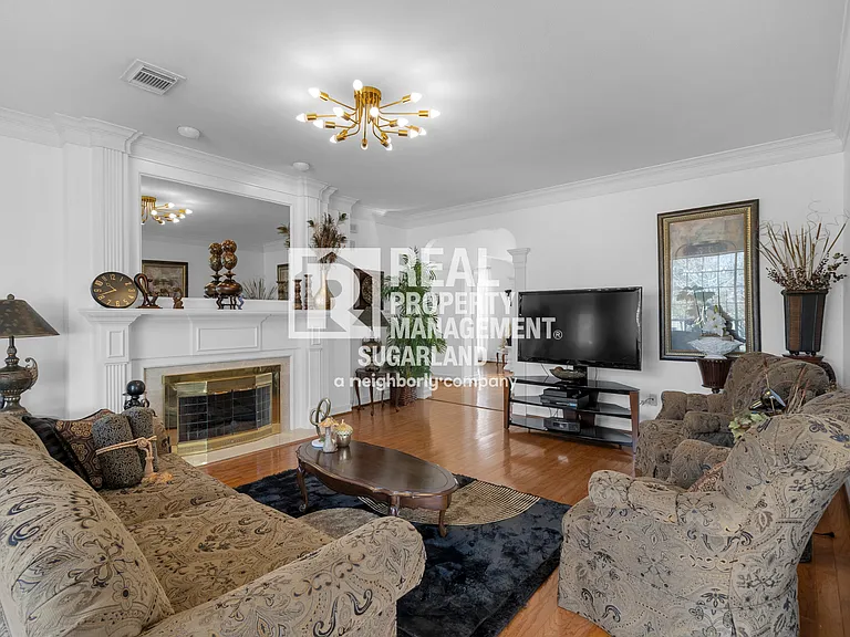 4410 Heatherwilde St — Photo 2