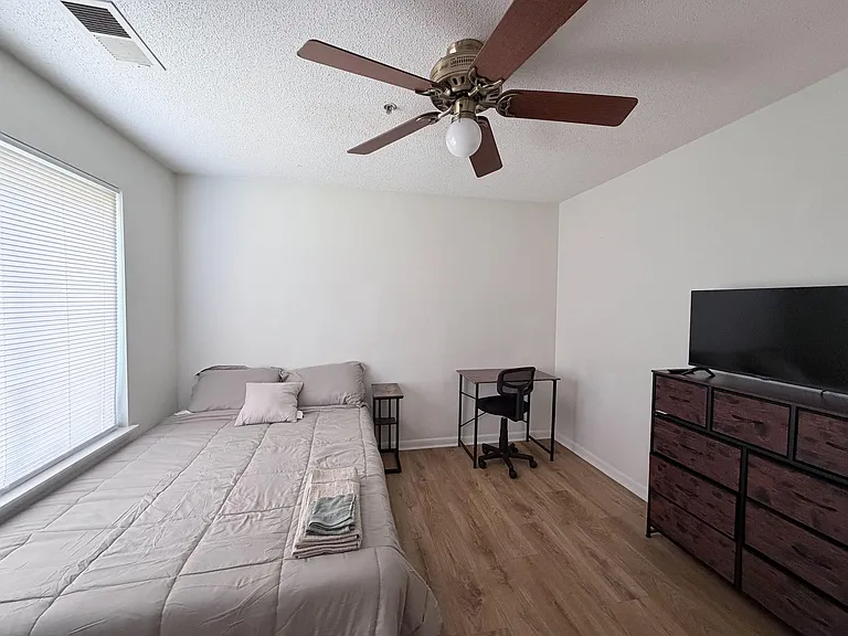 Collegiate Cir — Photo 2