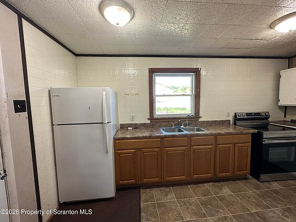 3rd image of 893 Scanlon Ave