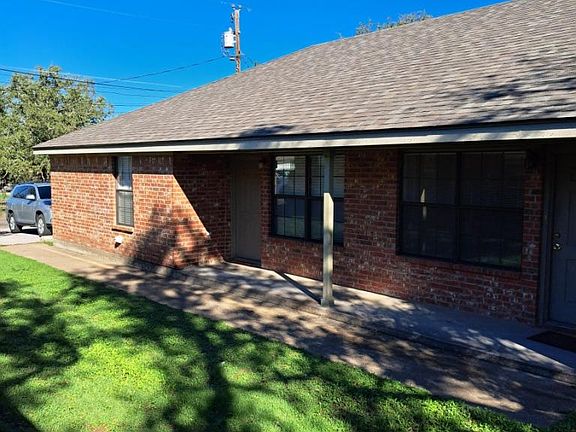 2nd image of 804 Redwood Ln