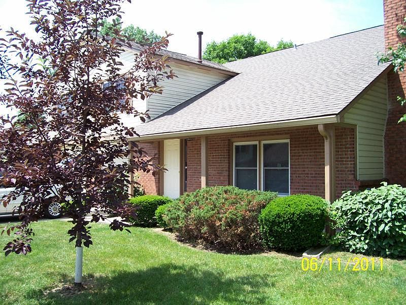 Front of house with one car garage