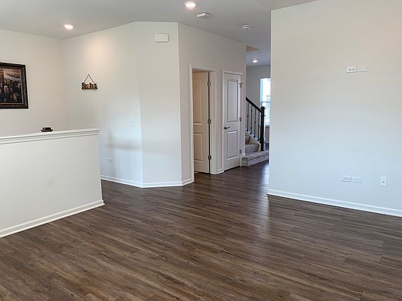 3rd image of 285 Lakeshore Dr