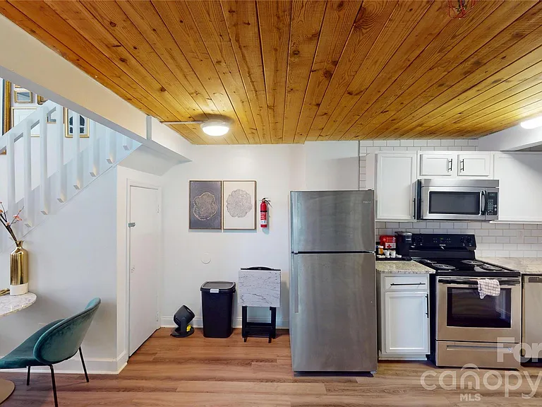 201 S Hoskins Rd — Photo 5